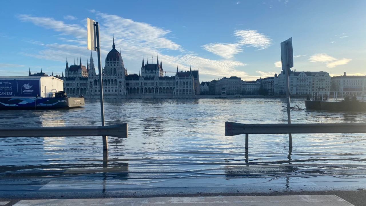 Река Дунав днес излезе от бреговете си в Будапеща като