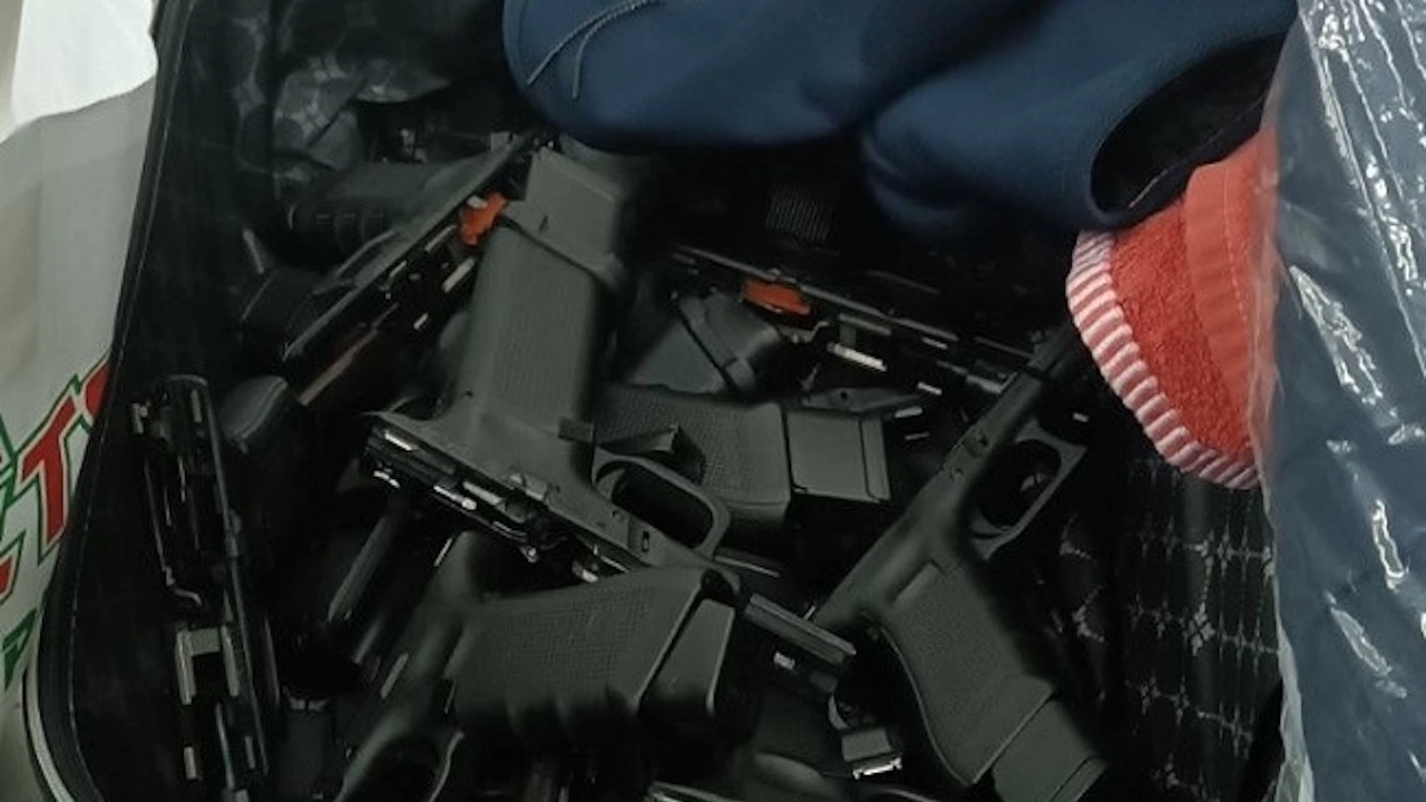 Митнически служители задържаха 18 рами за пистолети укрити в куфар