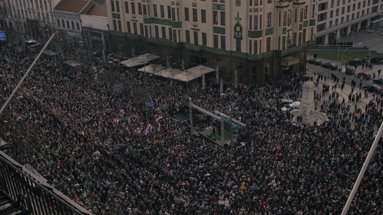 Хиляди хора се събраха на площад в центъра на Белград