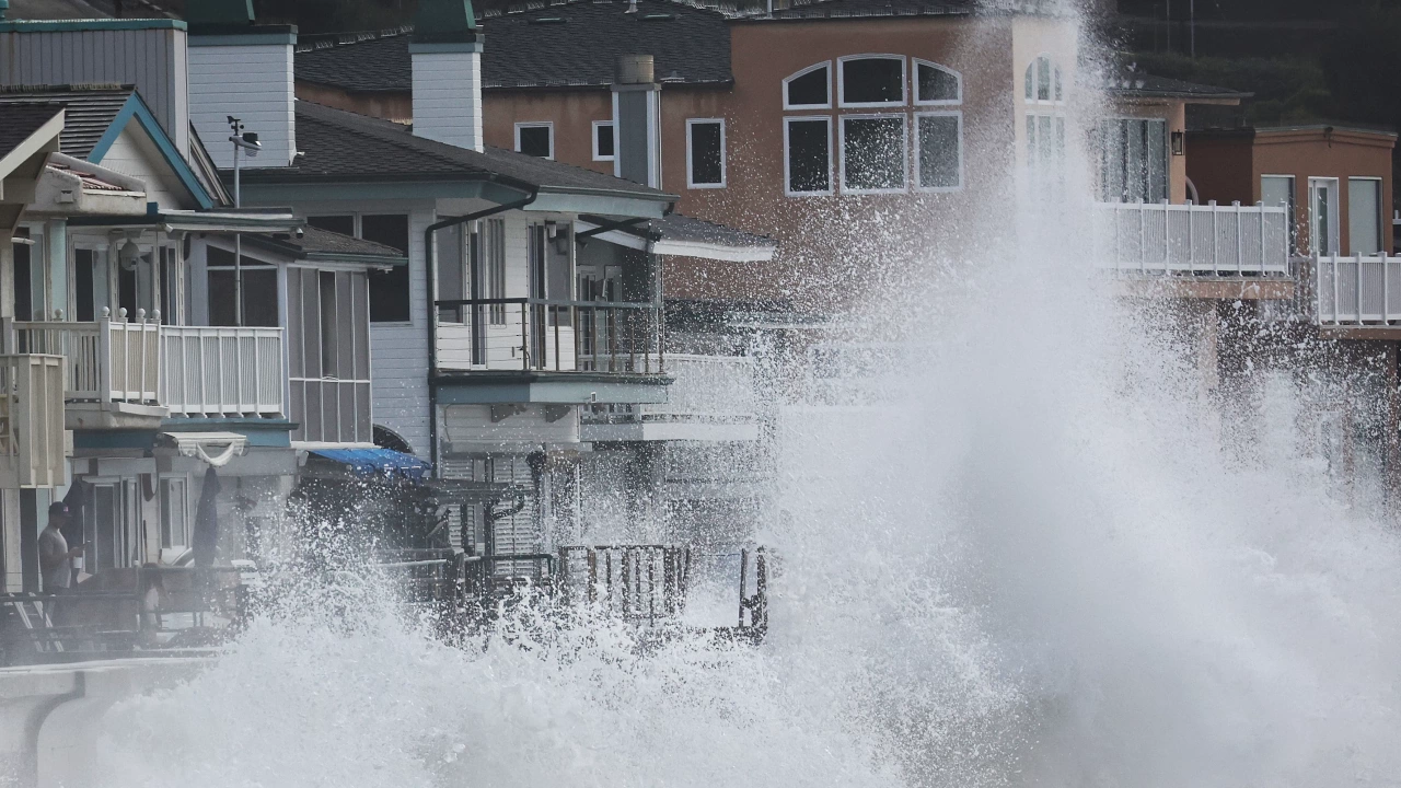 Големи вълни продължават заливат бреговете на Калифорния и да създават