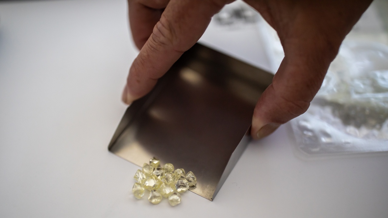 ЕС добави към санкционния си списък най-големия производител на диаманти в света "Алроса"