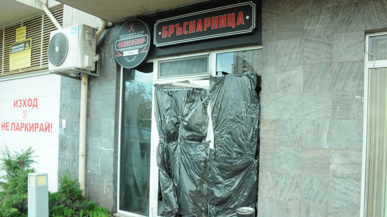 Една от най-популярните бръснарници в Бургас е била запалена вероятно