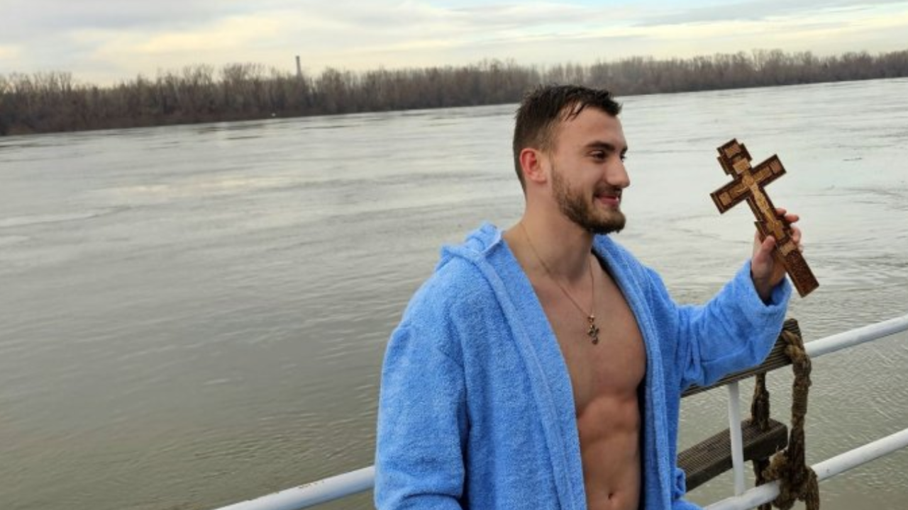 23-годишният финансист и банкер Александър Георгиев спаси кръста от река