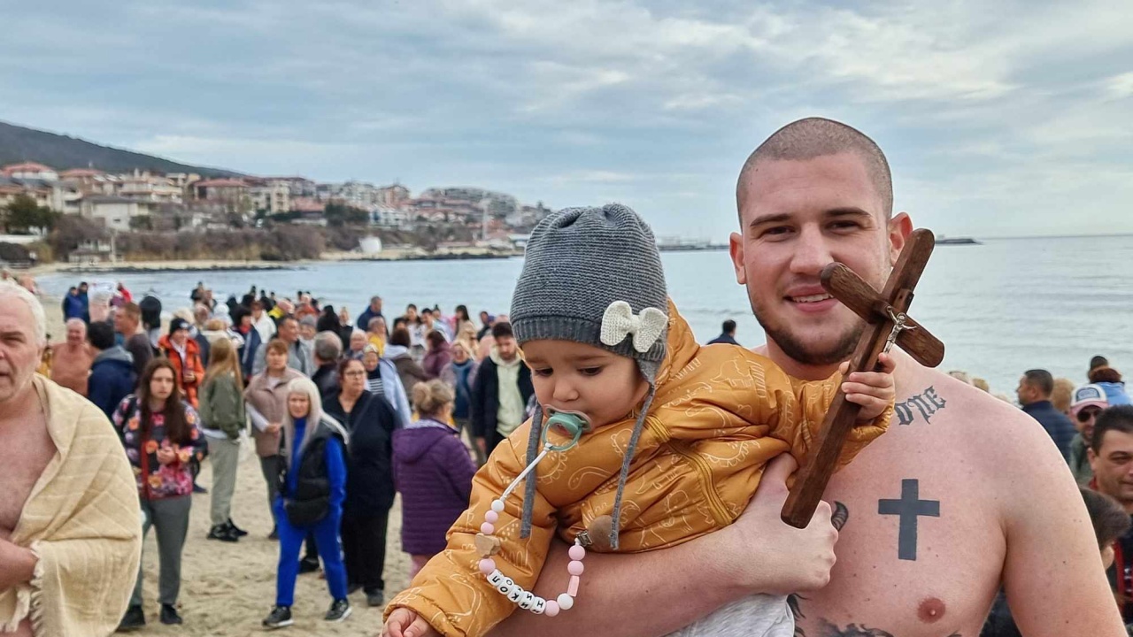 22-годишният Георги Карамихалев хвана кръста на Богоявление в морето край