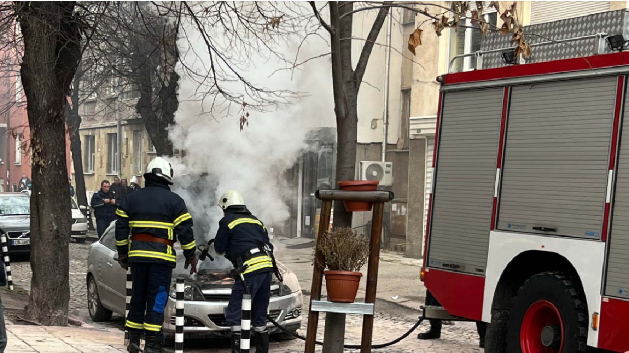 Кола горя на ул. Васил Априлов, която е пресечка на ул. Оборище