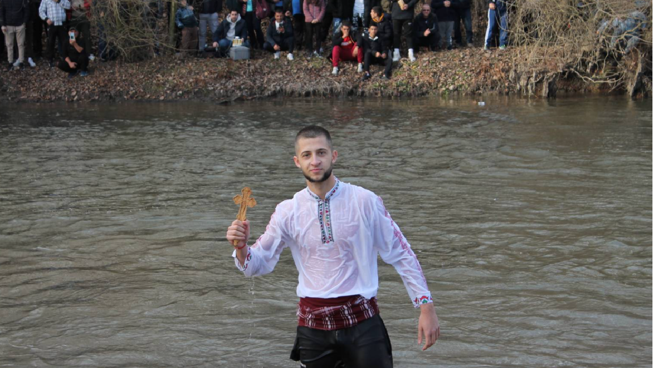 Дванадесетокласникът Мартин Мирчев извади Богоявленския кръст от река Тунджа в