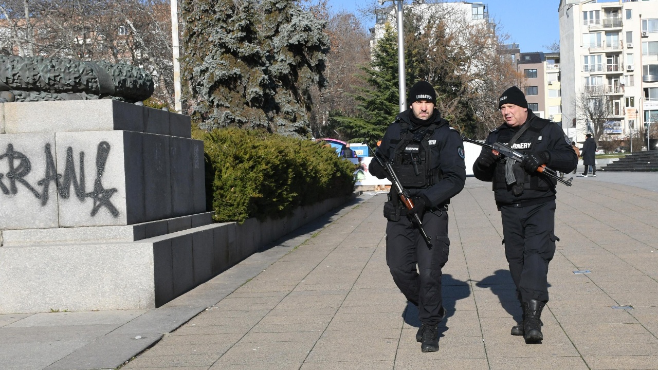 Тежковъоръжени полицаи тръгнаха по улиците в Бургас