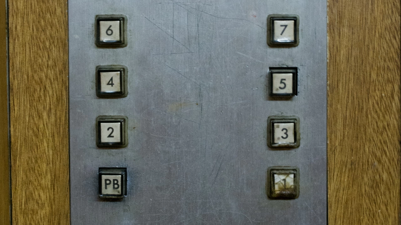 Асансьорите без предпазен щит ще бъдат спирани от днес 1 януари 2024 Изискването старите асансьори