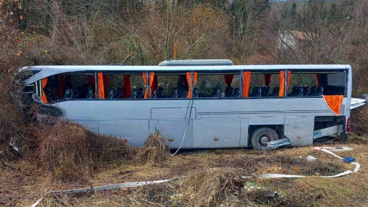 Автобус с туристи е катастрофирал на пътя Русе Бяла в района на Борово предаде