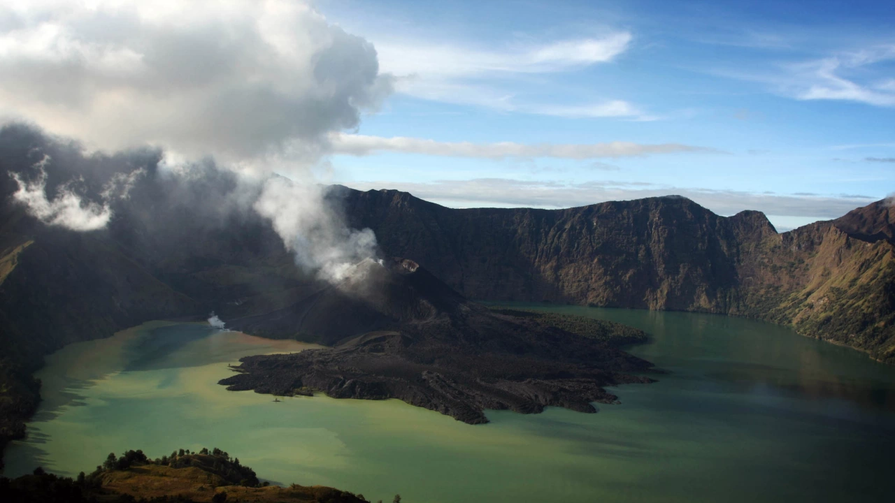 Вулканичен кратер в Източна Индонезия изхвърли стълб от пепел с