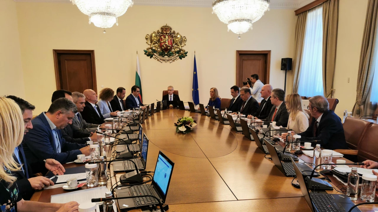 Премиерът и министрите се събират за първото заседание на Министерския