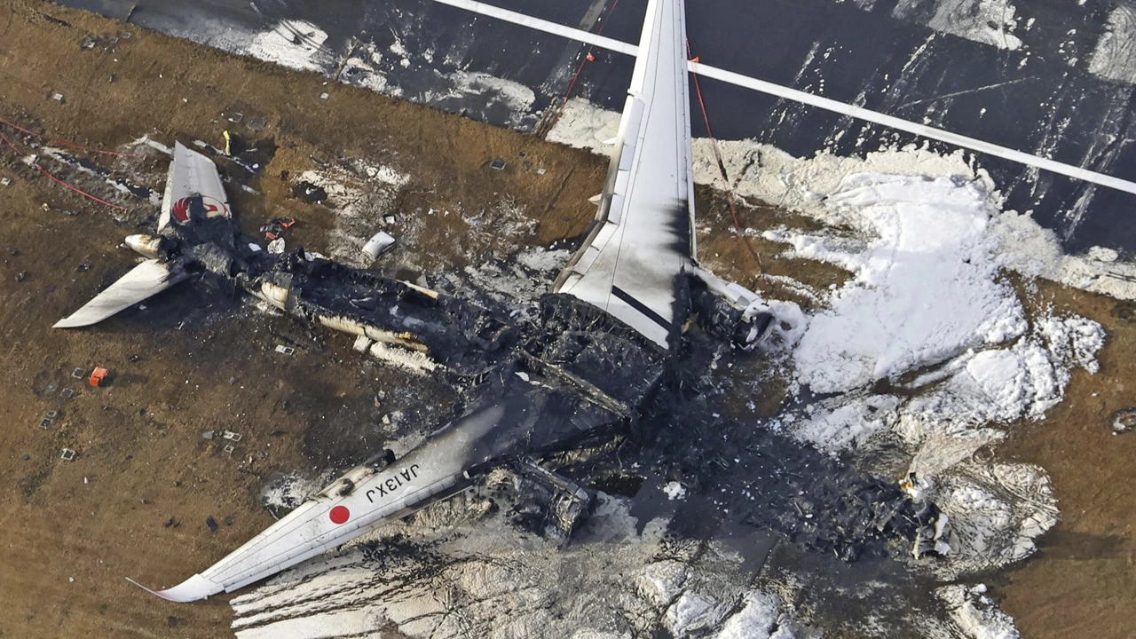 Японските власти започнаха разследване след трагичния инцидент на летище Ханеда