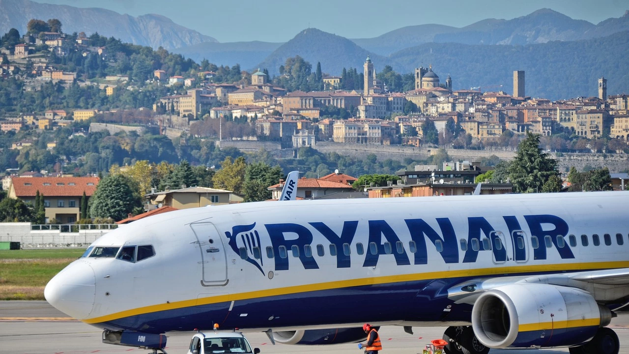 Нискотарифната авиокомпания Райънеър Ryanair съобщи че ще намали цените за