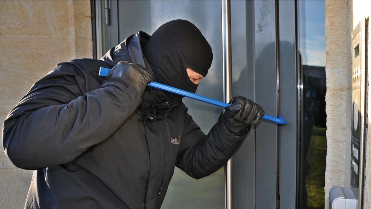 Крадец е разбил патронника на входната врата на апартамент в