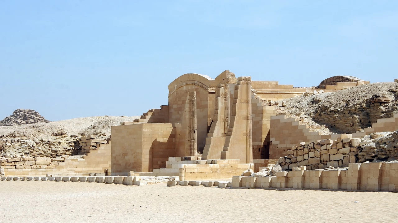 Египетско японска експедиция е открила гробница и съкровище от артефакти от