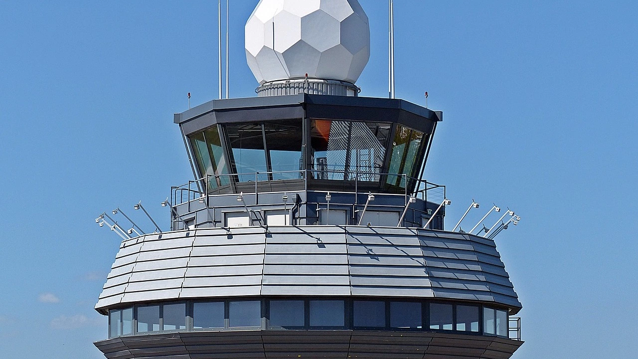 Осем души нахлуха в контролната кула на летище Скопие в