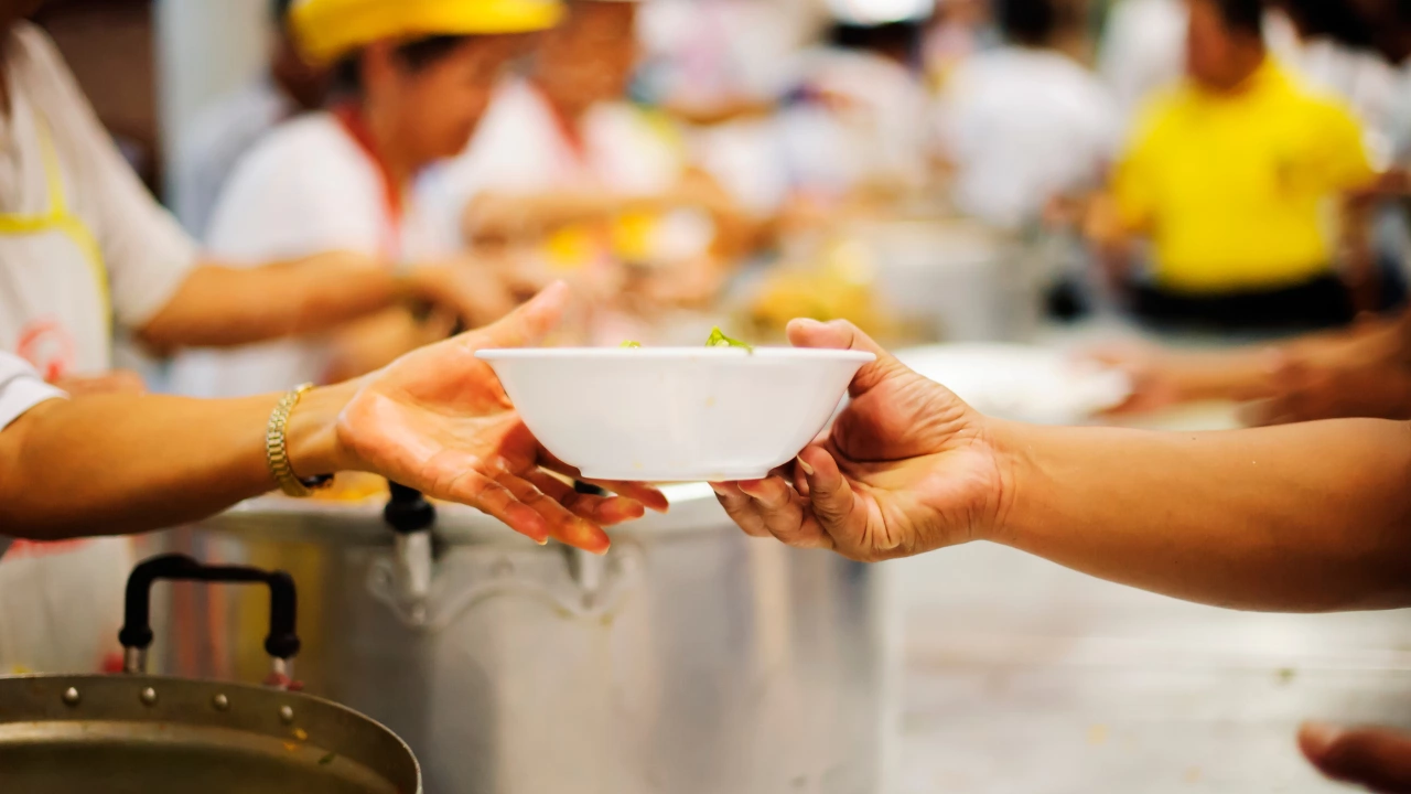 Благотворителната инициатива 3330 топли обяда чрез която в рамките на