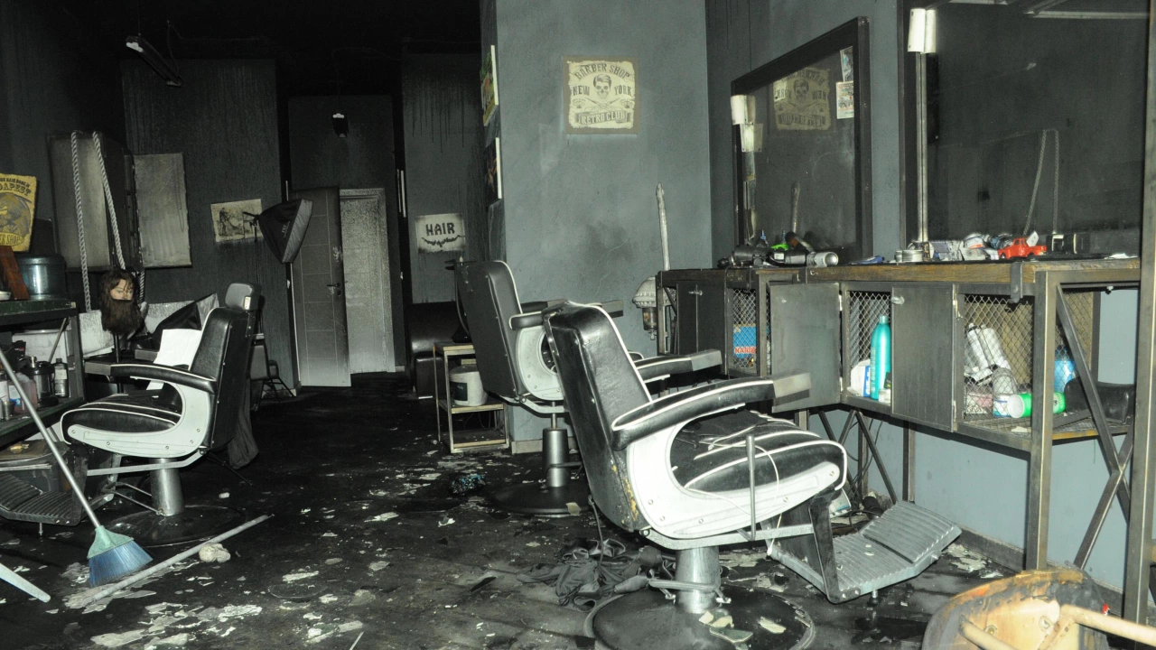 Трима души са задържани за умишлен палеж на фризьорски салон