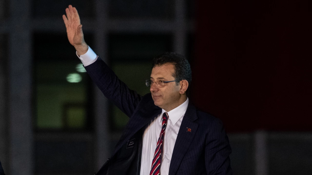 Настоящият кмет на Истанбул Екрем Имамоглу който беше издигнат повторно