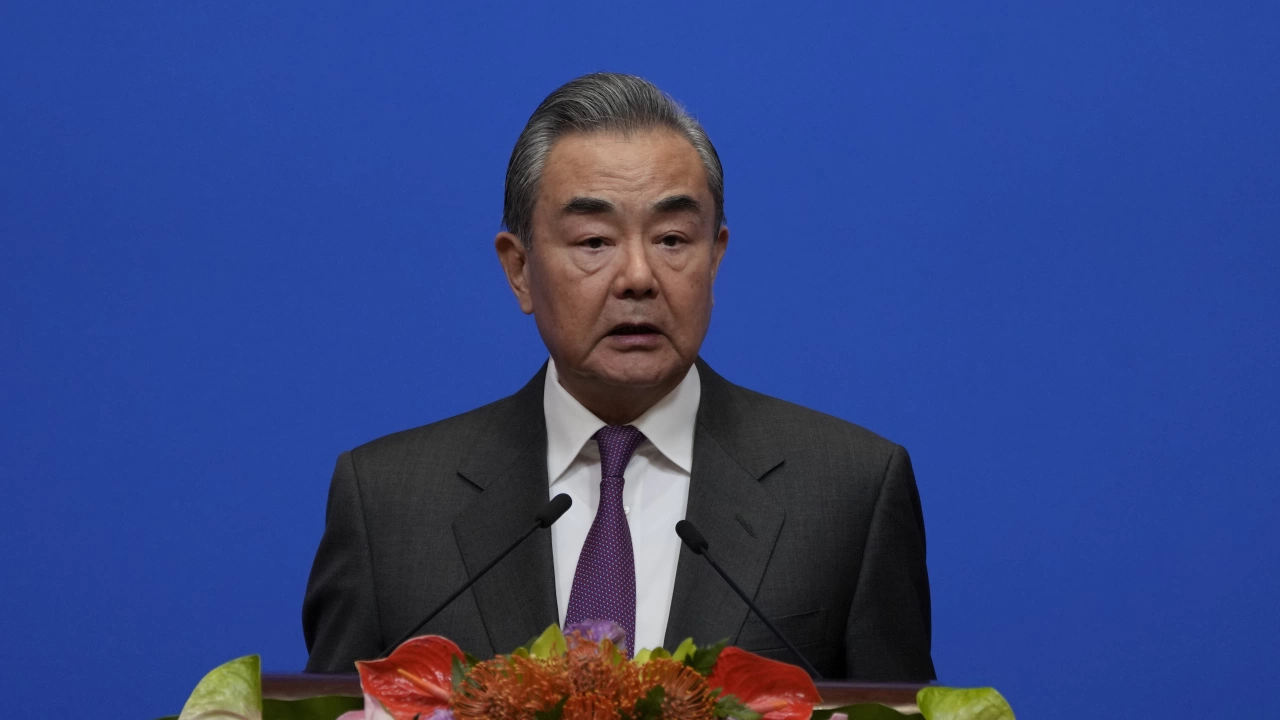 Китайският външен министър Ван И заяви че най неотложната задача свързана