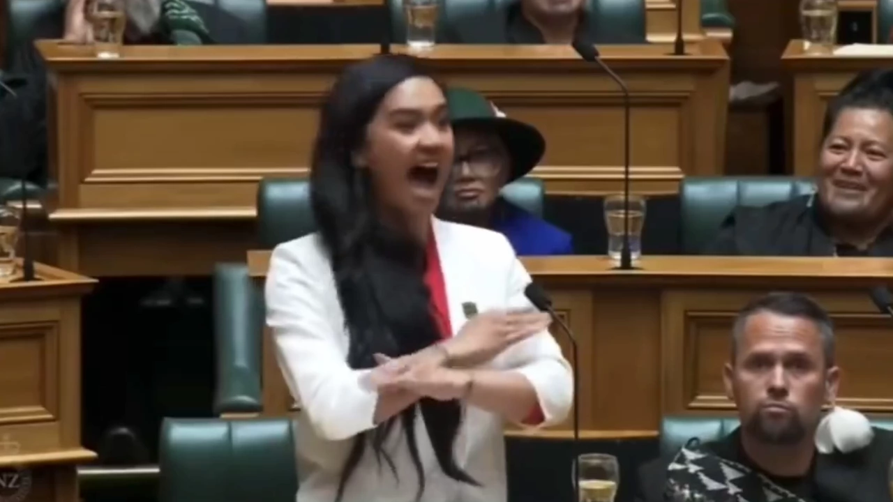 21 годишната депутатка от Нова Зеландия Хана Раухити Маипи Кларк стана сензация в