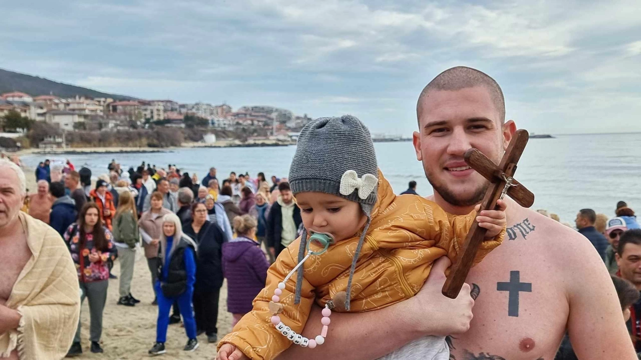 22 годишният Георги Карамихалев хвана кръста на Богоявление в морето край