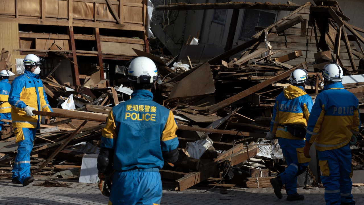 Шест дни след катастрофалното земетресение в Япония японски спасителни екипи