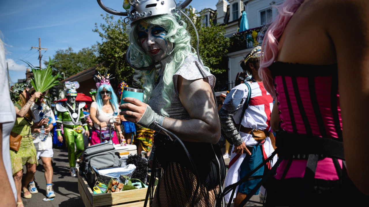 Карнавалът в Ню Орлиънс започна като десетки костюмирани и духови