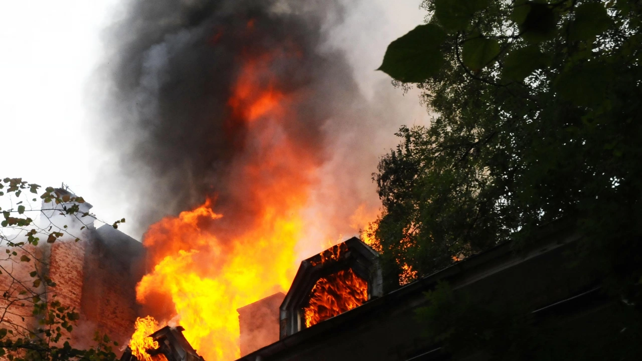 Пожар избухна в къща в русенското село Николово Огънят е