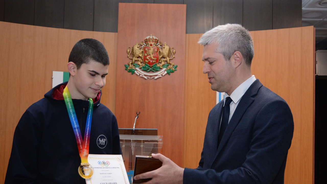 Кметът на Варна Благомир Коцев награди с монета - реплика на