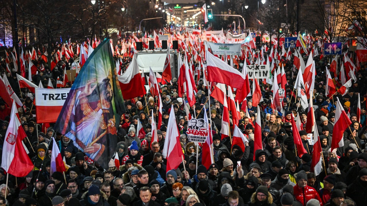 Хиляди поляци се събраха пред парламента във Варшава, за да протестират срещу правителството на Доналд Туск