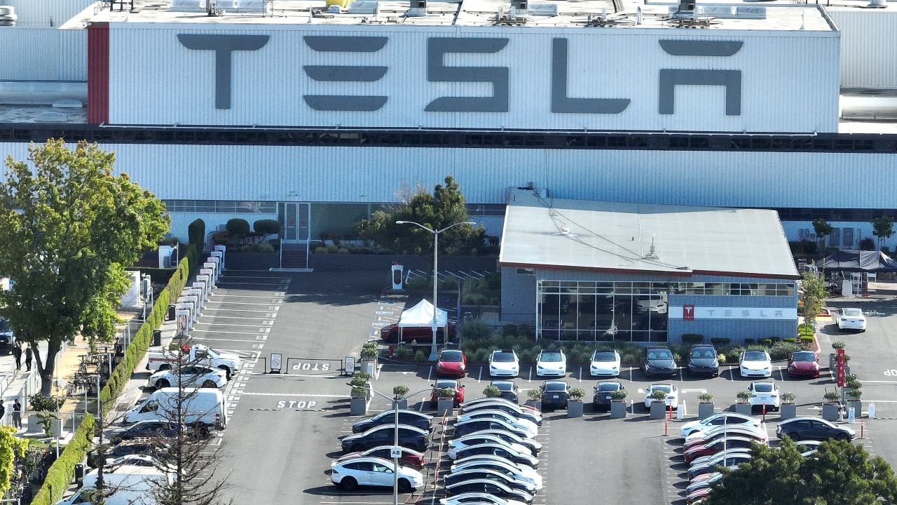 "Тесла" спира временно производството в завода си в Берлин