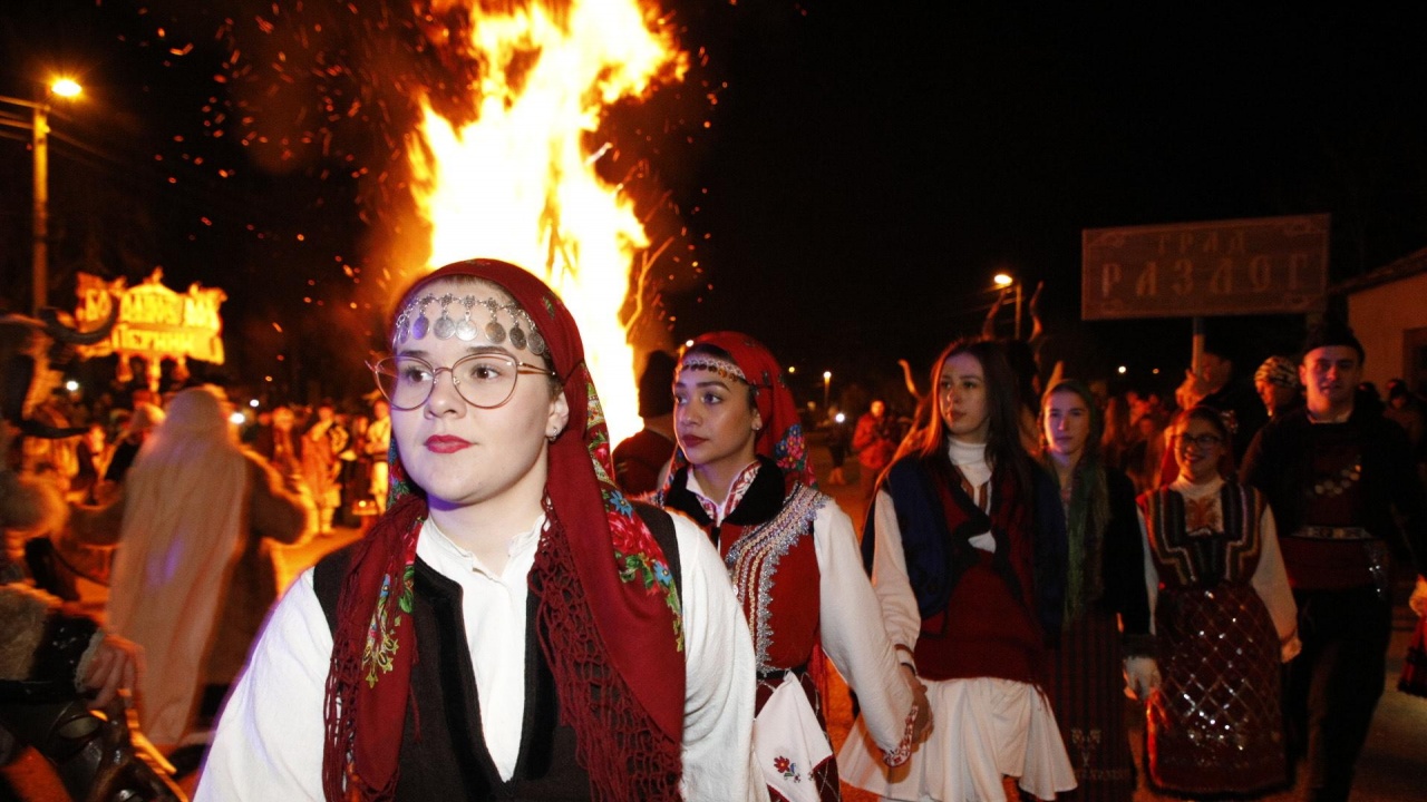 В радомирското село Друган започва празникът Сурва. Снощи традиционният огън е