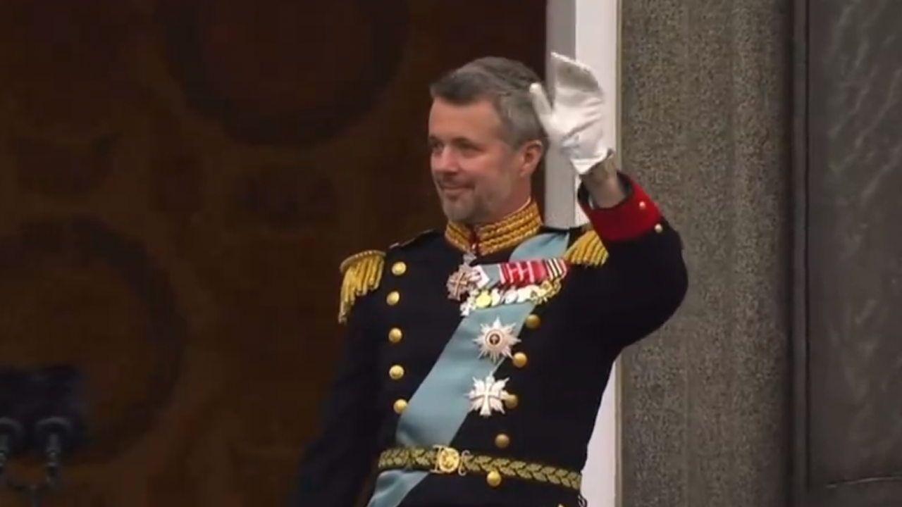 Датският крал Фредерик Десети се възкачи днес на престола. Той