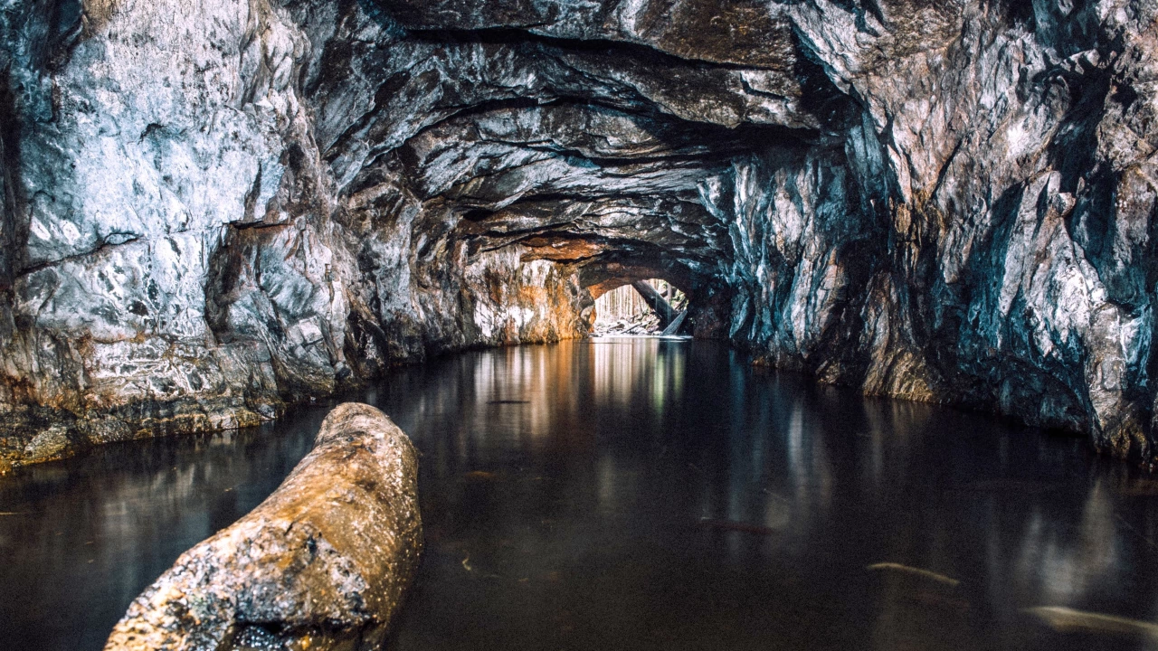 Пещерни спасители спасиха петима души които бяха блокирани в пещерата