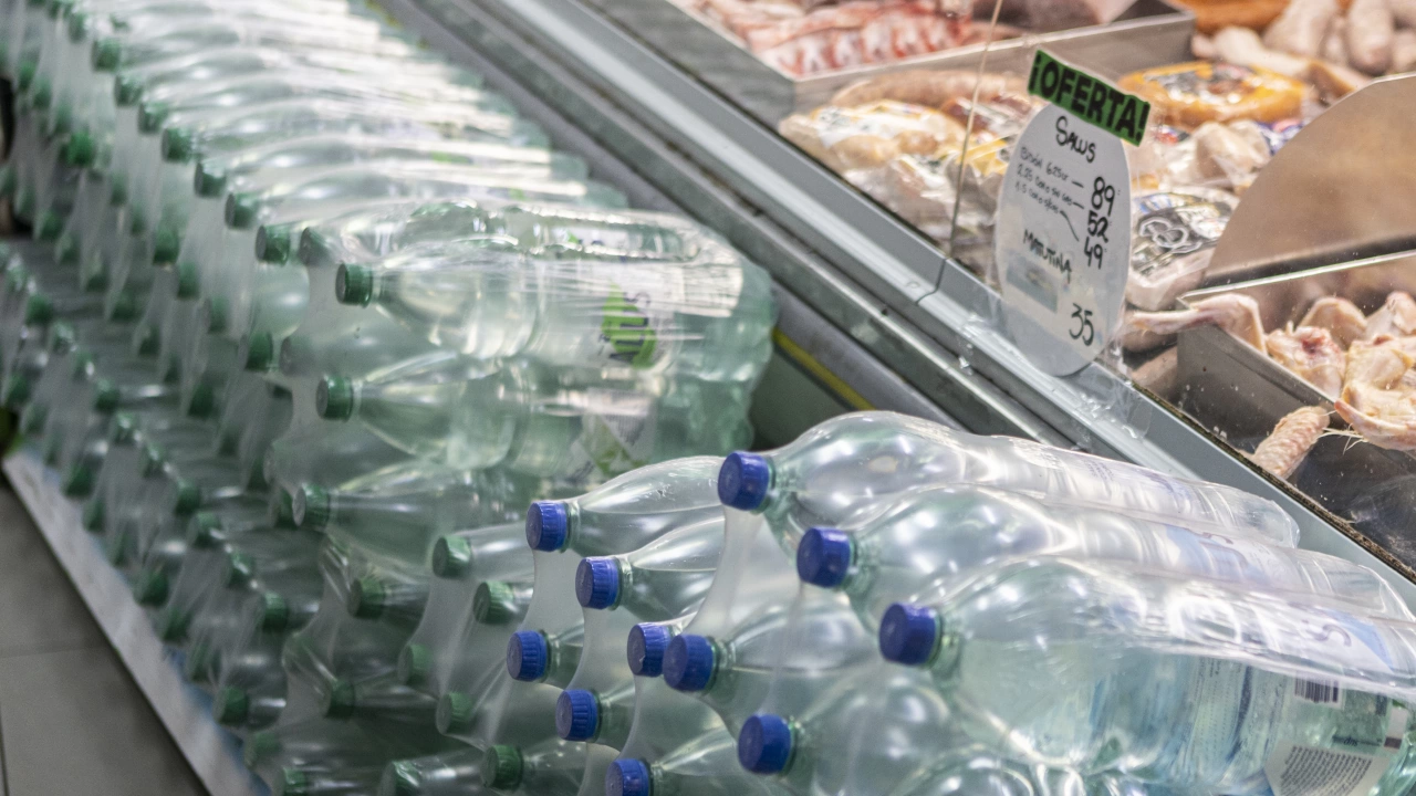 Един литър бутилирана вода съдържа стотици хиляди частици пластмаса съобщи