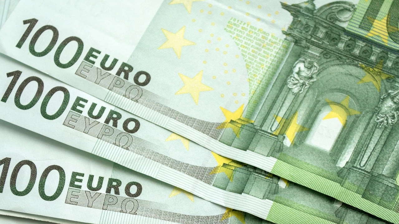 Курсът на еврото отстъпи незначително спрямо долара съобщават германски сайтове