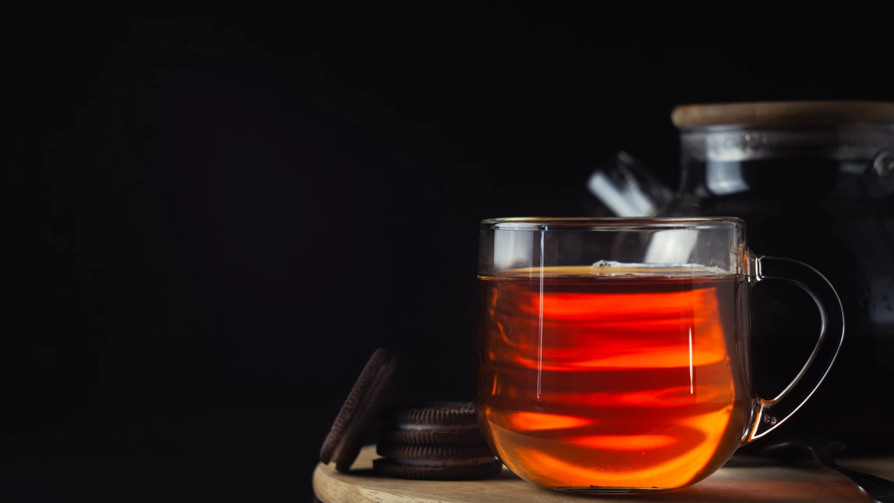 Община Велико Търново раздава горещ билков чай на минувачите срещу