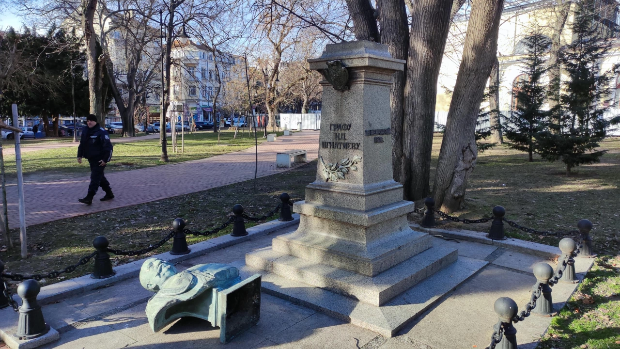 Бутнаха фигурата на Граф Игнатиев от бюст паметника му във Варна  
В