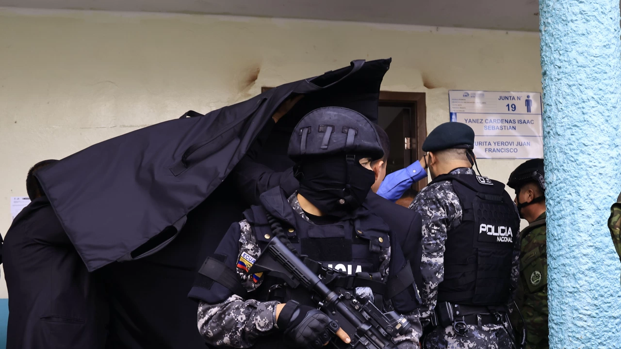 Група въоръжени мъже нахлу в еквадорска телевизия по време на
