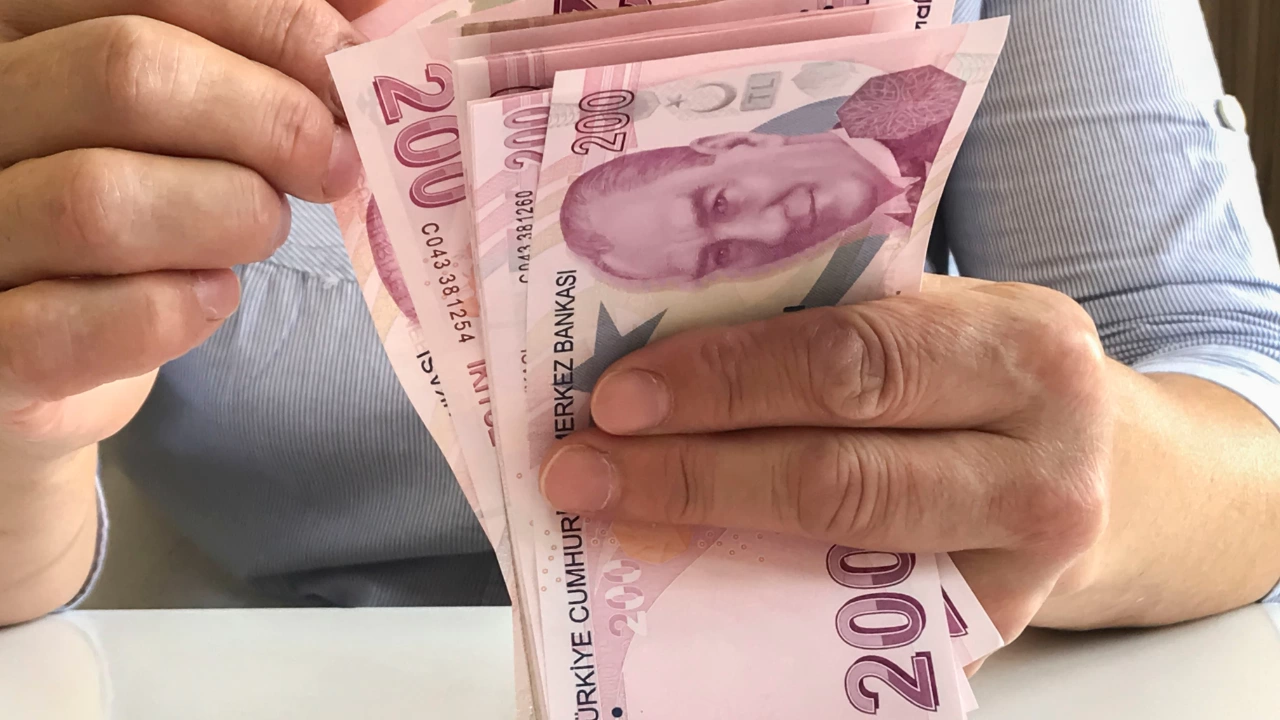 Турската лира отбеляза днес нов исторически рекорд в спада спрямо