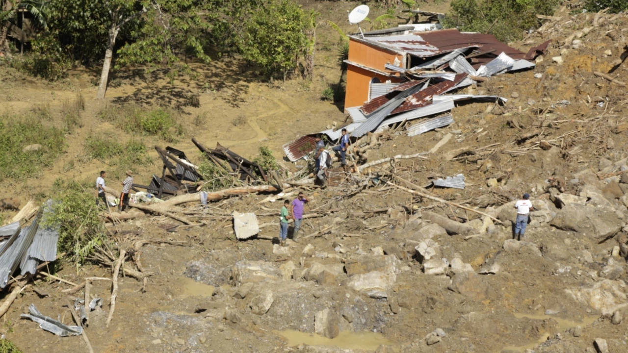 Кално свлачище причинено от проливни дъждове в северозападна Колумбия отне