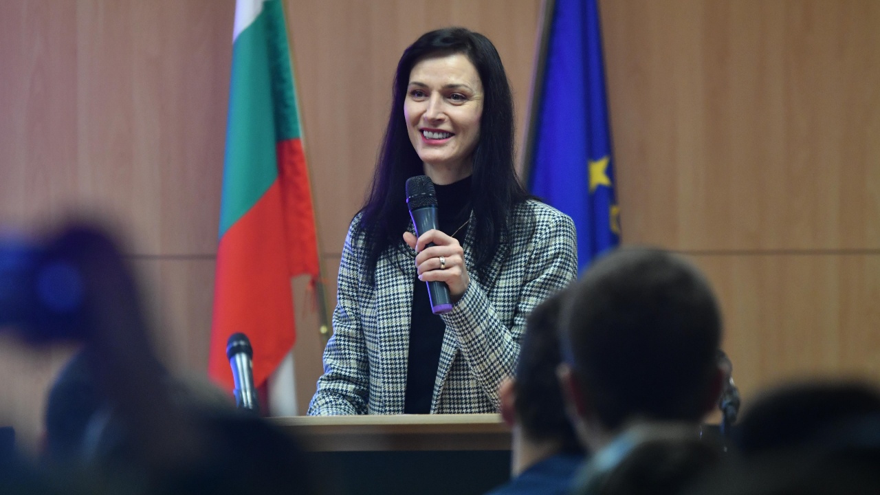 Мария Габриел пред младежи: С новото поколение България е иновативна, смела и критична