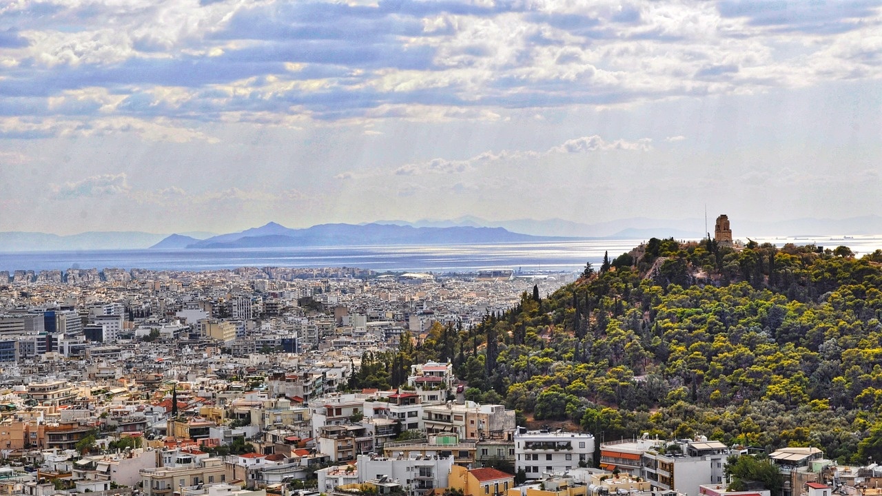 Изтребители прелитат тази сутрин над гръцкия район Атика, в който
