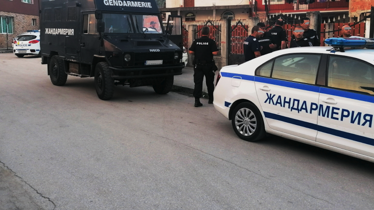 Мащабна полицейска операция в ромския квартал в Мъглиж