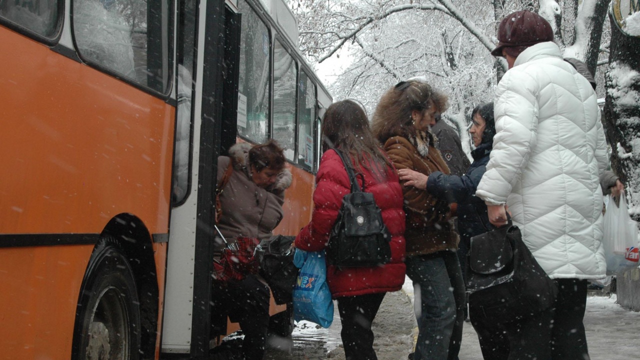 Скандално отношение към дете в градския транспорт във Враца. Майка