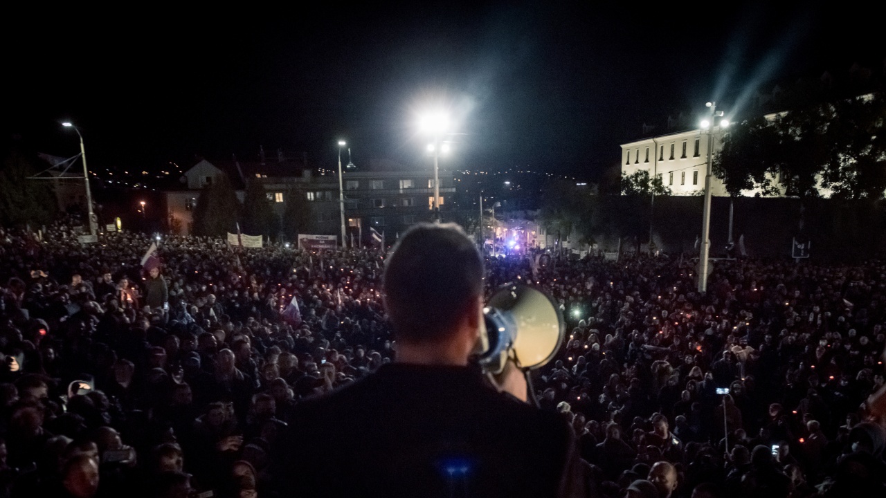 Хиляди демонстранти излязоха днес по улиците в цяла Словакия, засилвайки