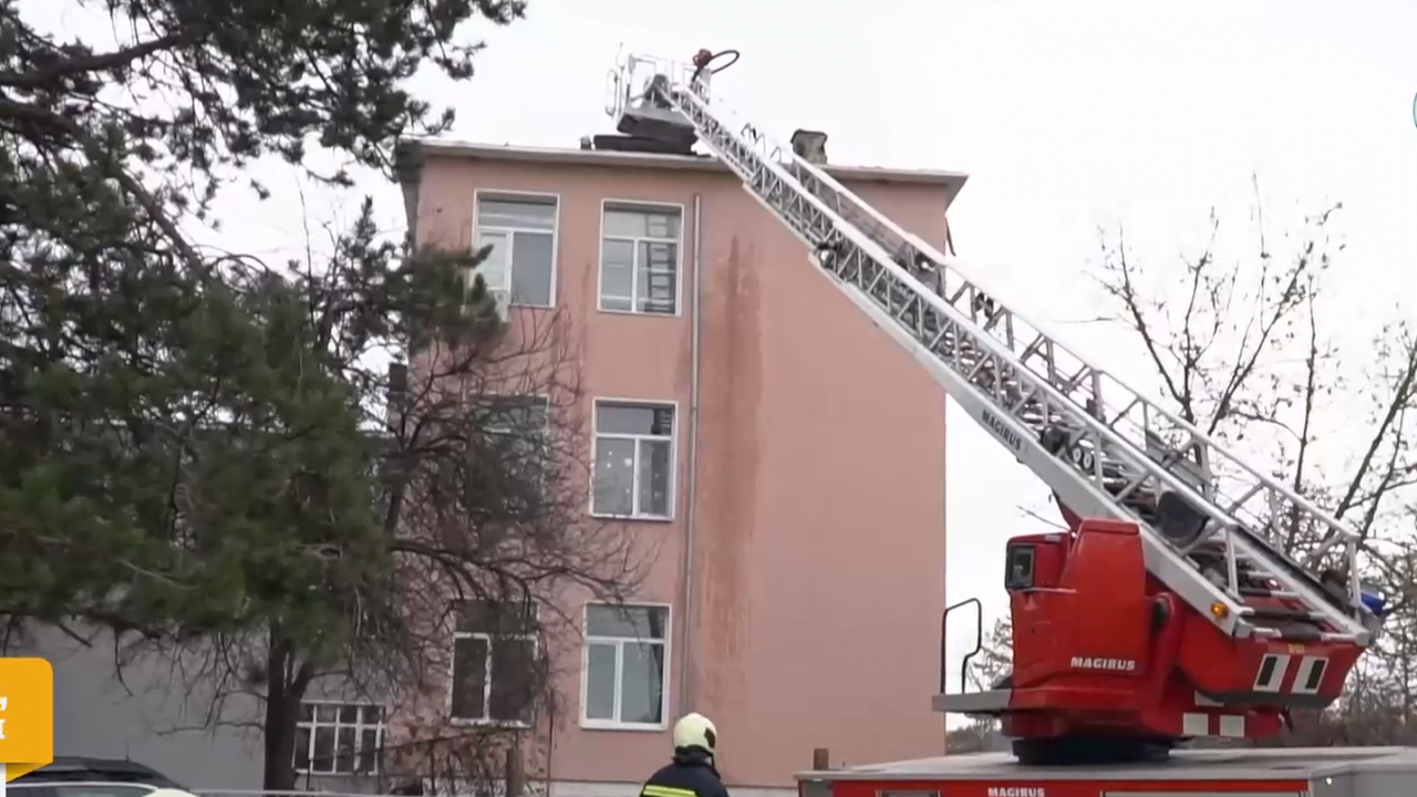 Пожар унищожи покрива на училището в кубратското село Беловец.
Вчера около