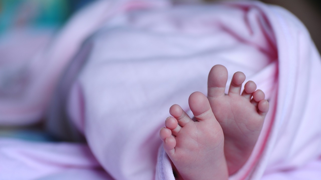 Новородено момиченце беше намерено живо, увито в хавлия в пазарска