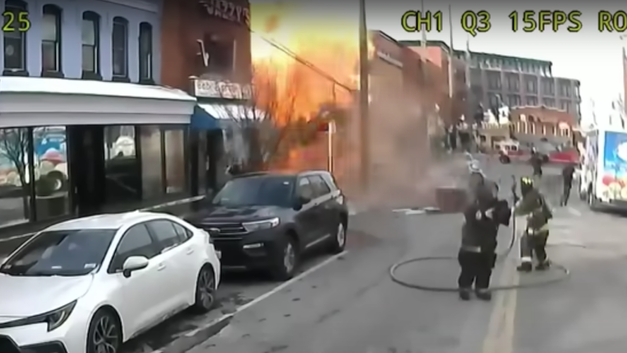 Видеозапис е запечатал момента, в който експлозия на газ изравнява